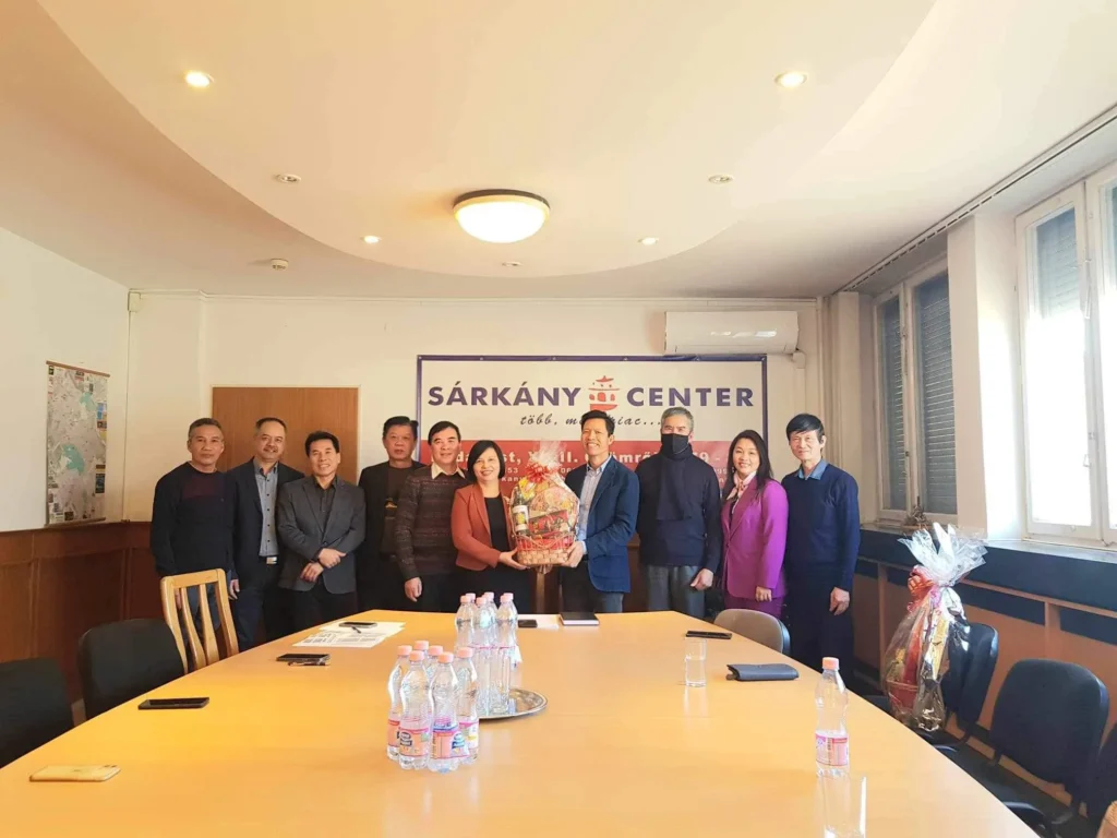 Chiều ngày 29/1/2024, Đại sứ nước CHXHCN Việt nam tại Hungary Nguyễn Thị Bích Thảo cùng một số cán bộ ĐSQ đã tới thăm, chúc tết…