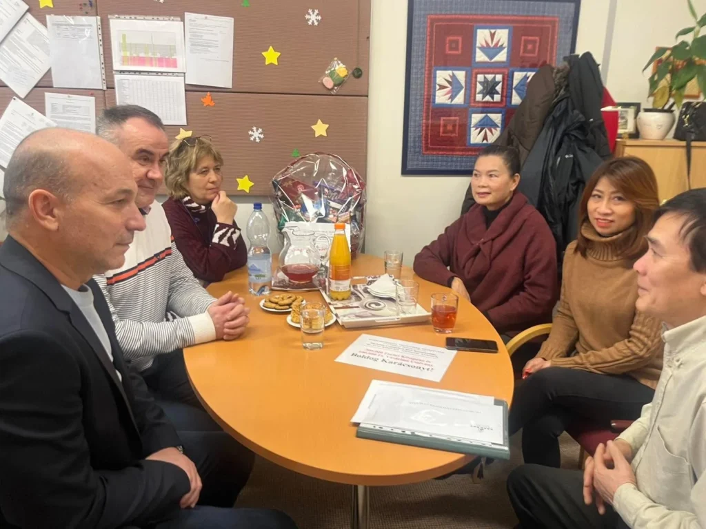 2023.12.13-án a Sárkány Centerben dolgozó vietnamiak adományokat és karácsonyi ajándékokat vittek Vajk-sziget Általános…