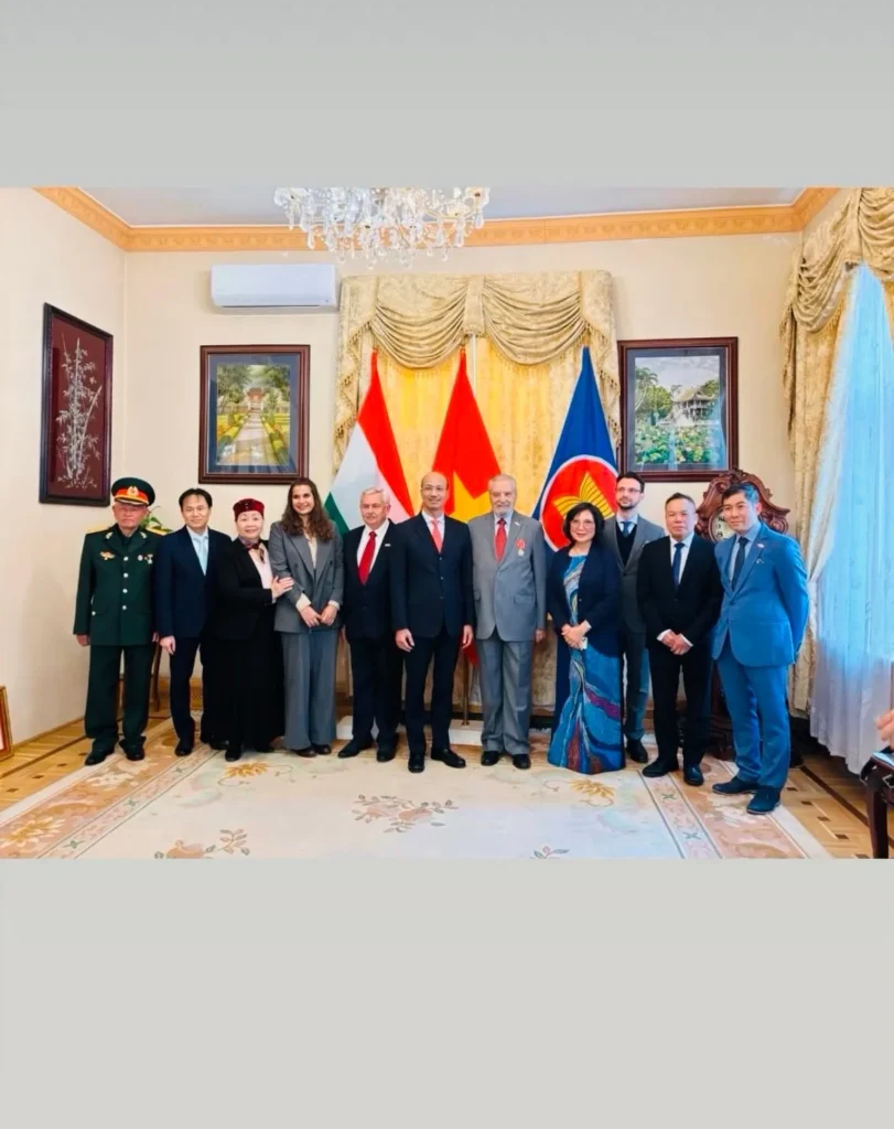 LỄ TRAO TẶNG HUÂN CHƯƠNG HỮU NGHỊ CỦA NHÀ NƯỚC VIỆT NAM CHO ÔNG BOTZ LÁSZLÓ VÀ ÔNG VÁRALJAI MÁRTON.