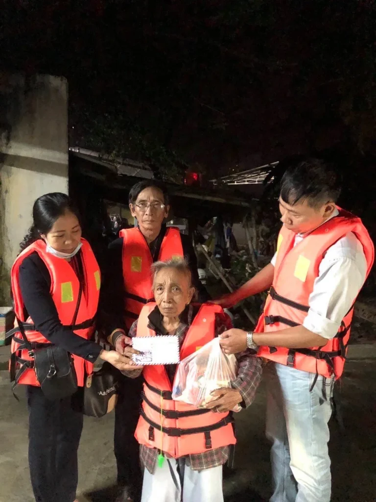 Hội đồng hương Huế đã âm thầm quyên góp và gửi quà về kịp thời giúp đỡ bà con của quê hương mình, nơi phải ứng chịu những cơn lũ…