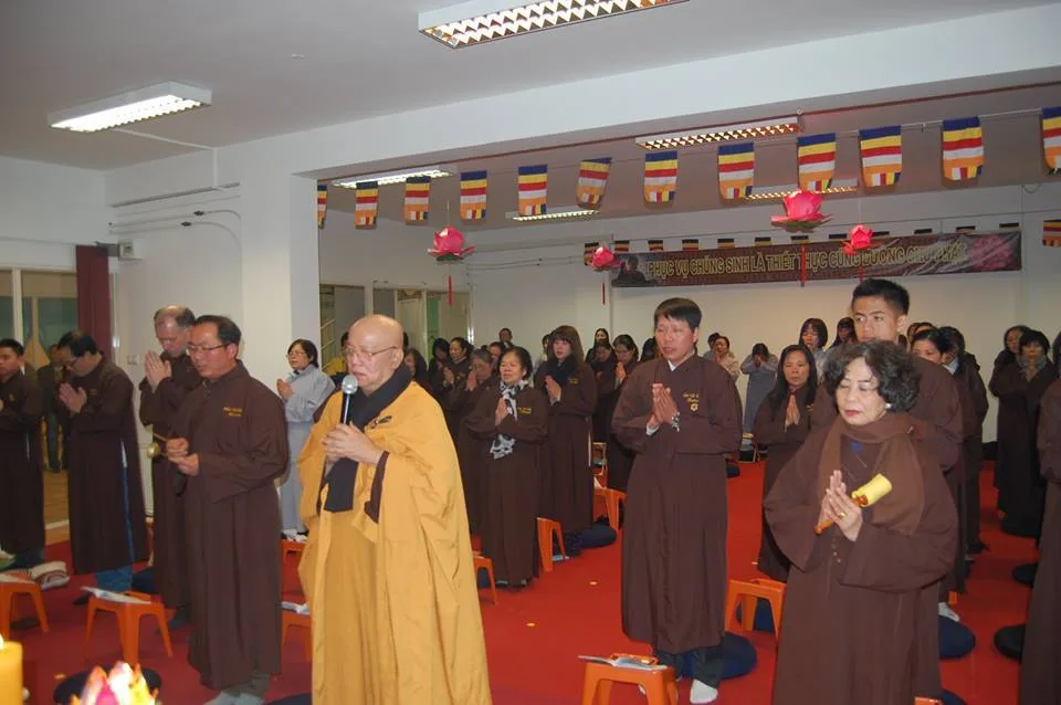 KIỀU BÀO HUNG CẦU SIÊU CHO CÁC LIỆT SĨ HY SINH Ở GẠC MA