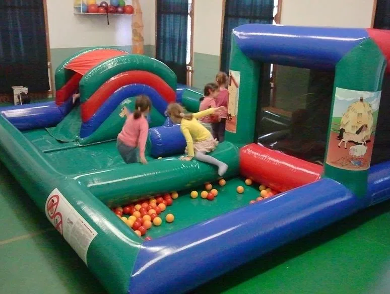 Các trò chơi nệm khí (légvár) như cầu trượt, sân nhảy, thi nhảy ngựa trên nệm khí sẽ có sẵn trên sân rộng để các trẻ tha hồ nhảy…