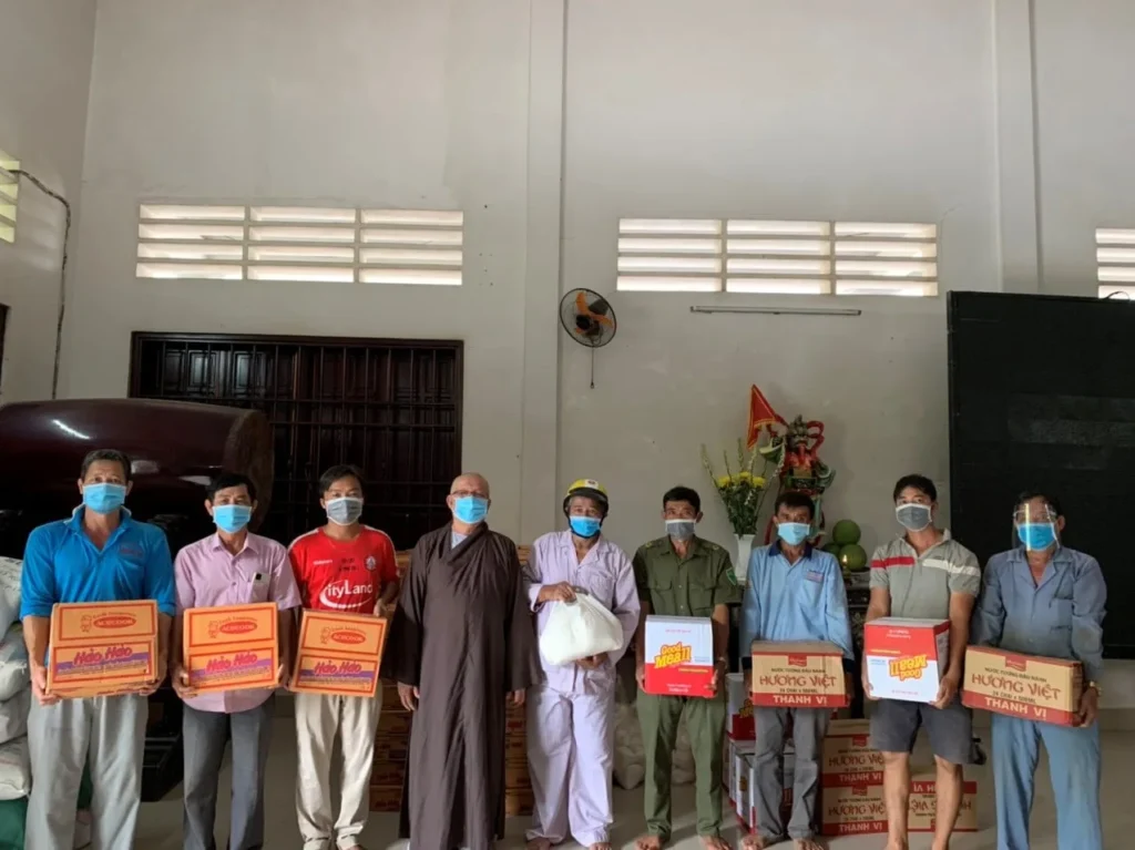 Phần tiền đầu tiên do bà con đóng góp đã được Hòa thượng Thích Thiện Bảo thay mặt cho Hiệp hội người Việt nam tại Hungary chuyển…