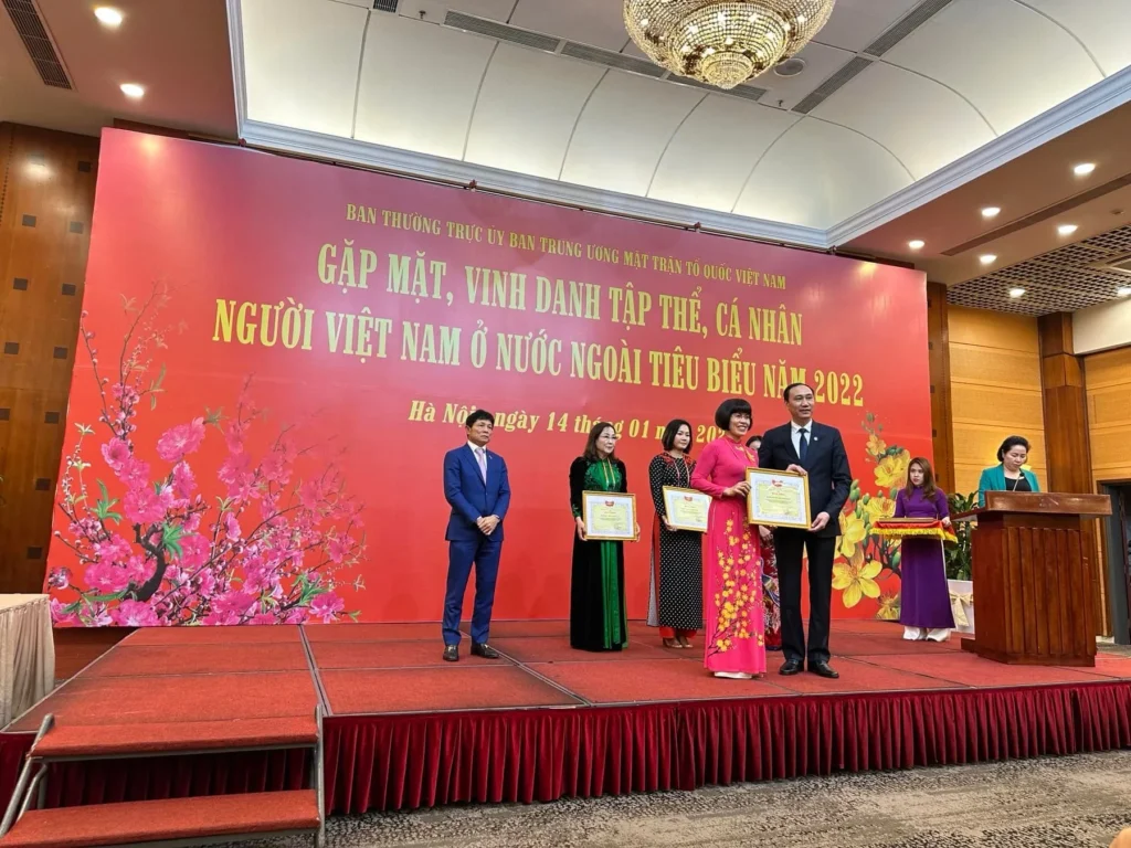 Hội phụ nữ và phó chủ tịch hiệp hội / chủ tịch hội doanh nghiệp Phạm Ngọc Chu nhận bằng khen của Mặt trận tổ quốc Việt nam.