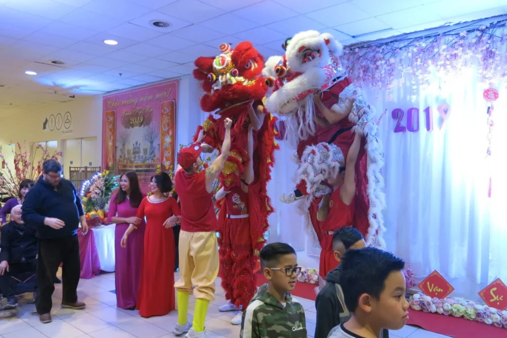 Tại khu vực tiền sảnh của Lurdy Ház, cho tới khi Lễ hội tết chính thức khai mạc trong Hội trường (18h30), BTC sẽ trao giấy khen…