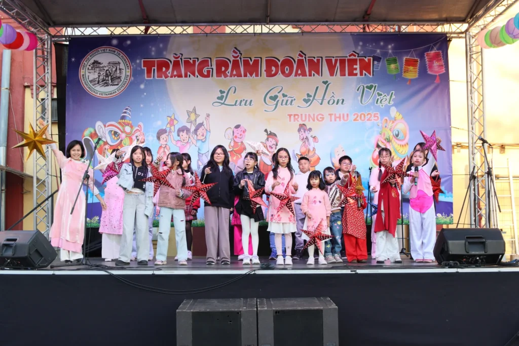 Trung thu 2025 do Hiệp hội người Việt nam tại Hungary tổ chức đã kết thúc bằng một màn pháo hoa ngoạn mục bên cạnh những ánh mắt…