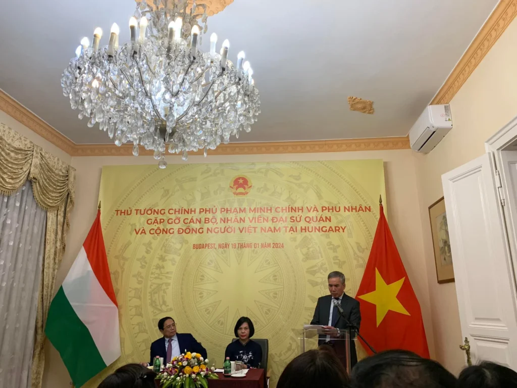 Tối 19/1 Thủ tướng Phạm Minh Chính đã tới thăm, gặp gỡ cán bộ, nhân viên Đại sứ quán và đại diện cộng đồng người Việt Nam tại…