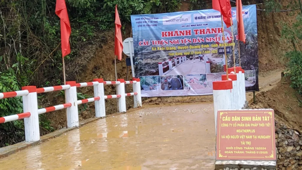 Lễ khánh thành cầu dân sinh Bản Tát, cầu được xây dựng với sự tài trợ từ đóng góp của Cộng đồng người Việt tại Hungary.